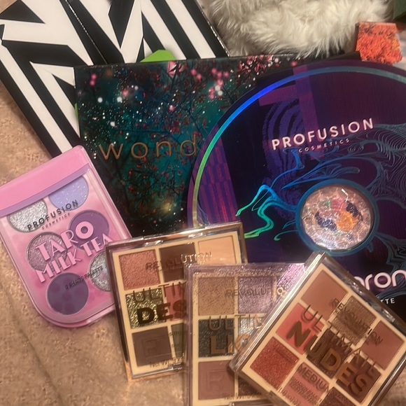 26 eyeshadow palettes. Some brand new some gently used. - Picture 2 of 6